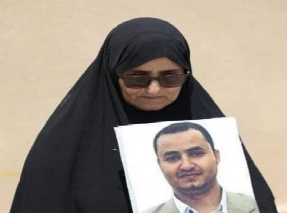 ميليشيا الحوثي تعذب الصحفي المنصوري وتنقله إلى زنزانة انفرادية