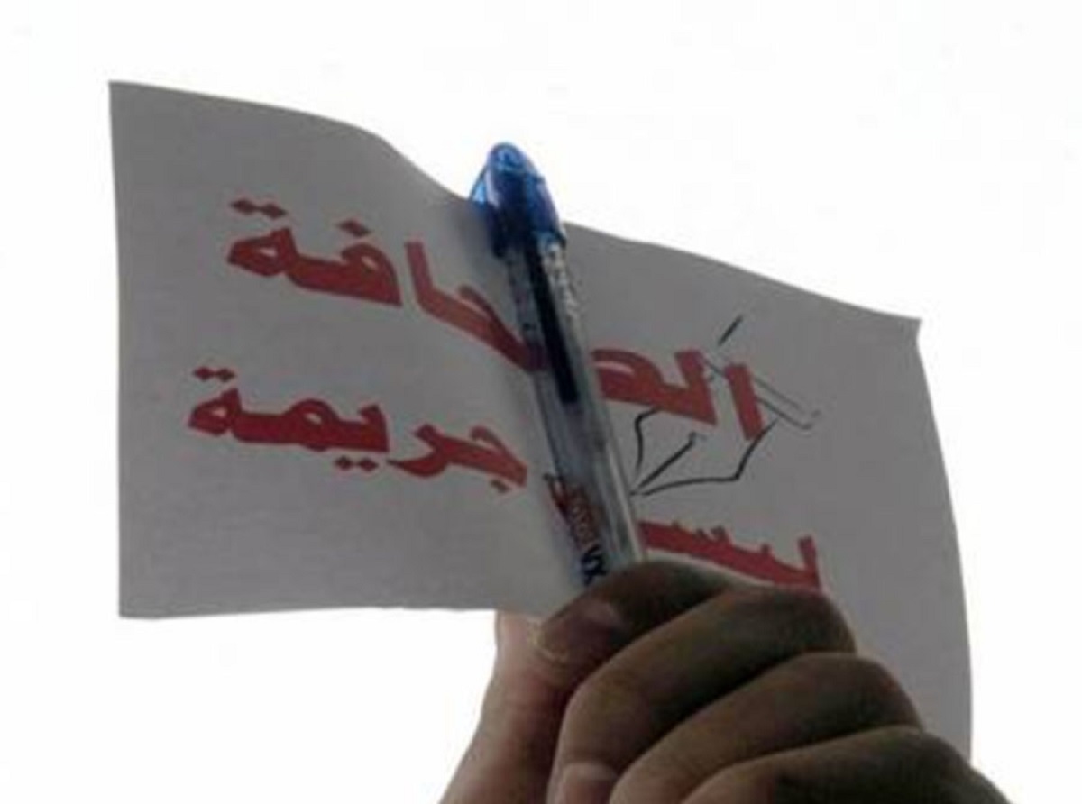 عدن.. "بلطجي" يقتحم منزل صحفي ويهدد أفراد أسرته بالقتل