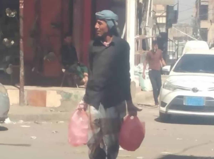 السراجي..صحفي حوّلته الحرب إلى بائع للثلج في شوارع صنعاء