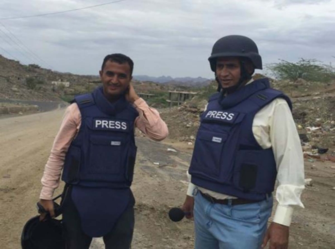 نجاة طاقم قناة "سكاي نيوز " من انفجار لغم أثناء تغطيتهم لنزع الألغام شرق مدينة تعز