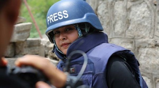 صحفيات بلا قيود تهنئ الصحفية هديل اليماني بجائزة الشجاعة