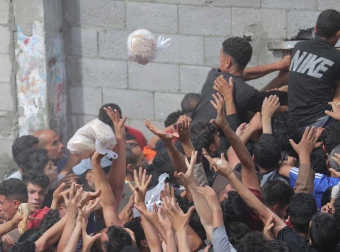 تحت ستار المساعدات الإنسانية.. الاحتلال يواصل إبادة غزة 